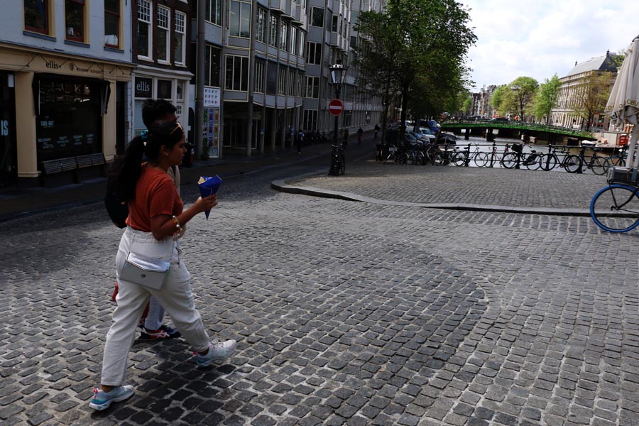 expats-canal-amsterdam